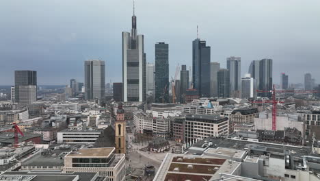 Rückwärtsflug-über-Gebäude-In-Der-Stadt.-Panoramablick-Auf-Die-Wolkenkratzer-Der-Innenstadt.-Frankfurt-Am-Main,-Deutschland