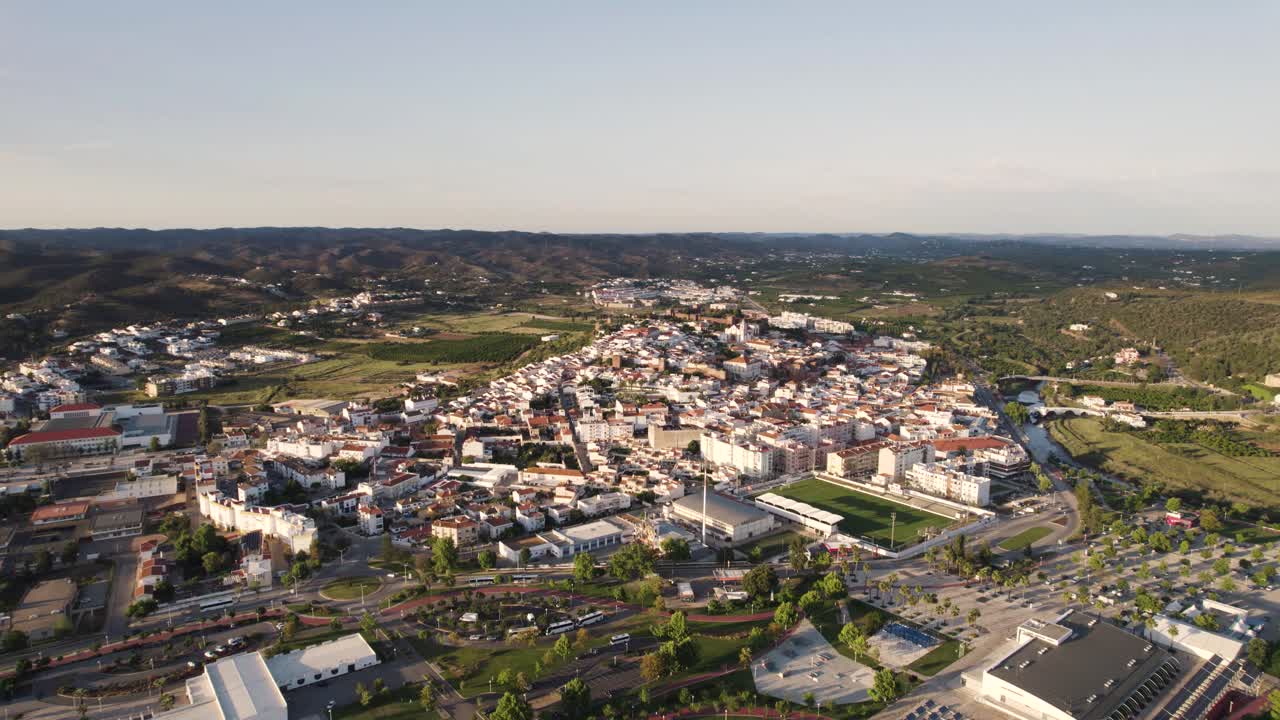 antena giratoria sobre silves, ciudad y municipio de la región portuguesa del algarve
