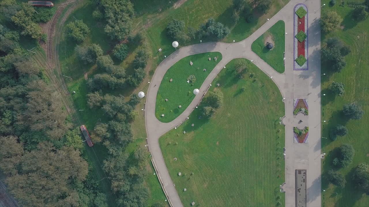 트램 트랙 과 공공 공간 이 있는 공원 의 공중 사진