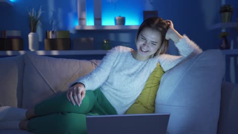 Mujer-Joven-Alegre-Viendo-Una-Película-En-Una-Computadora-Portátil-Y-Riendo.