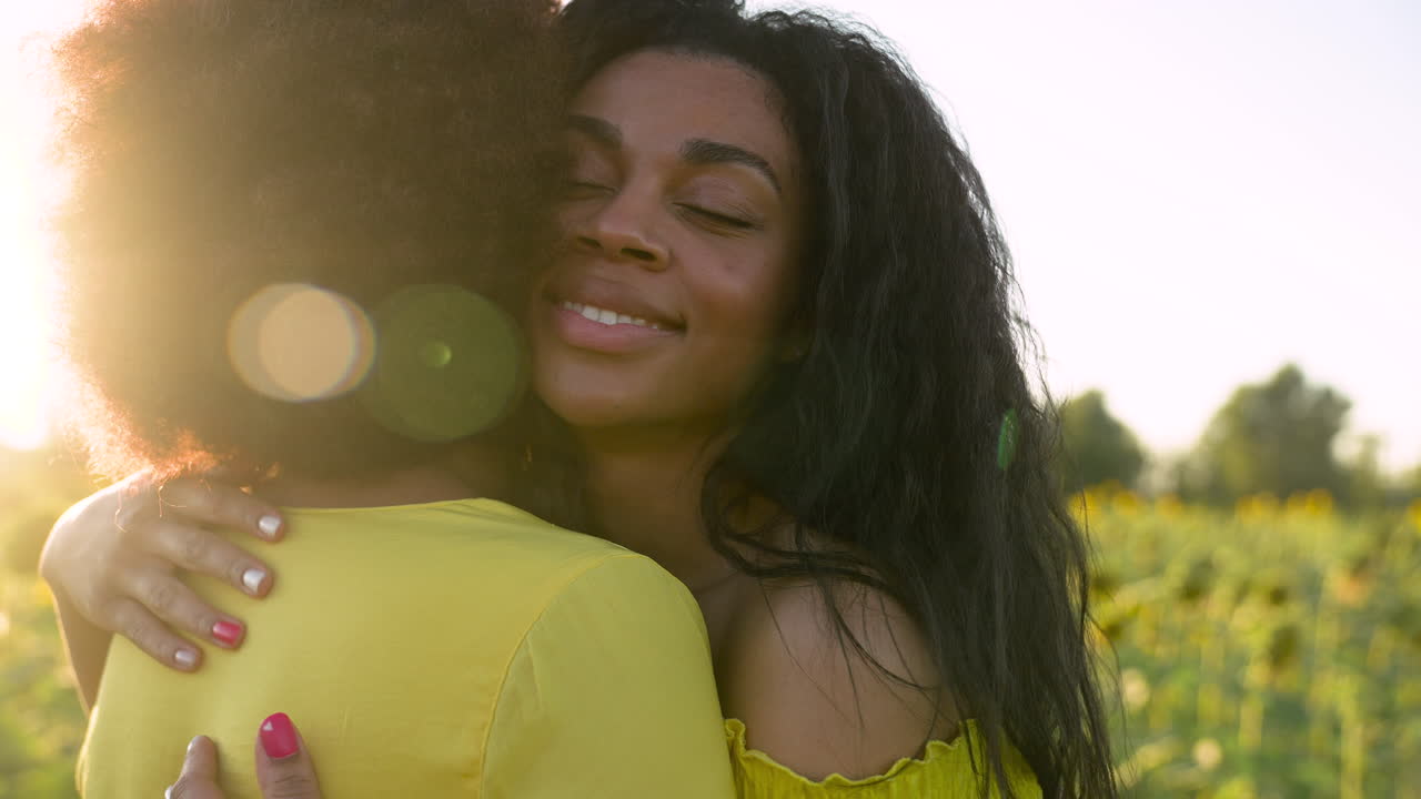 mujeres en un campo de girasoles