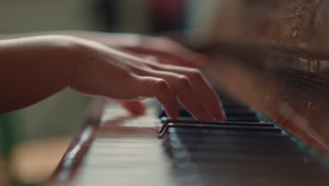 Manos-Femeninas-Tocando-El-Piano-En-El-Interior.-Primer-Plano-Del-Músico-Tocando-Melodía.