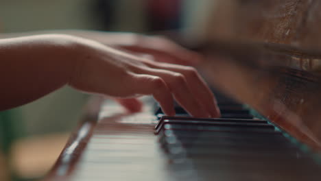 manos femeninas tocando el piano en el interior. primer plano del músico tocando la melodía.