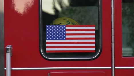 bandera estadounidense en el costado del camión de bomberos