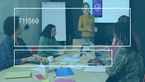 reunión de negocios con un equipo diverso discutiendo la presentación, el análisis de datos la animación sobre la escena