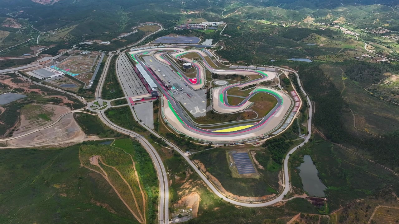Luftfoto af Algarve International Circuit fanger højhastigheds-racerløb. Layoutet beskriver banedesignet til Formel 1- og MotoGP-begivenheder, der fremhæver racerinfrastruktur