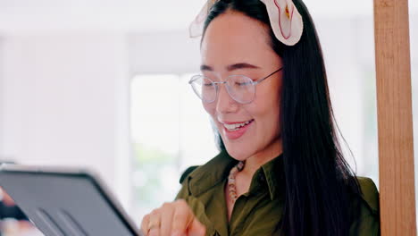 Mujer-Asiática,-Tableta-Y-Mecanografía-Para-Redes-Sociales