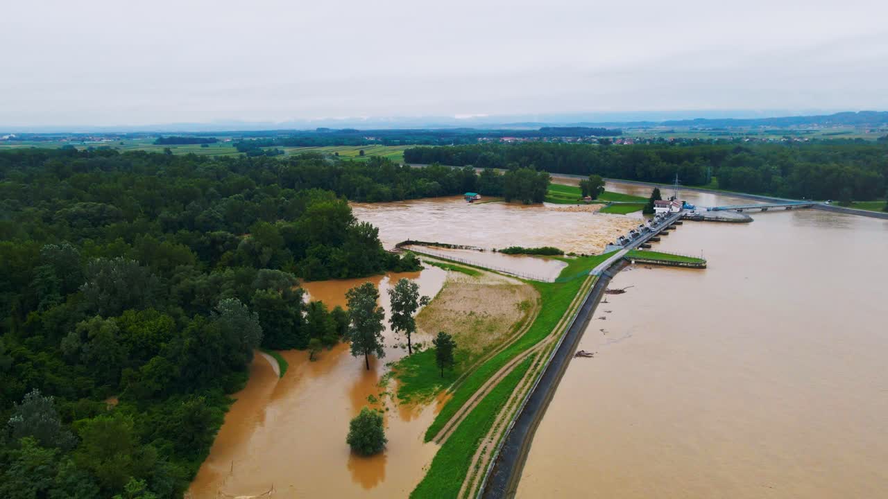 horripilantes imágenes aéreas de drones 4k de la región de podravje de eslovenia en agosto