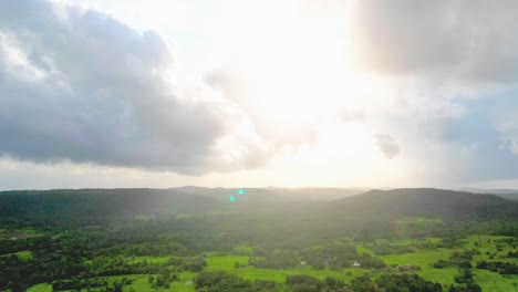 Schwarze-Wolken,-Die-Den-Himmel-Bewegen,-Hyperzeitraffer-Ansicht