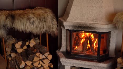 Holzfeuer-Brennt-In-Der-Barlounge