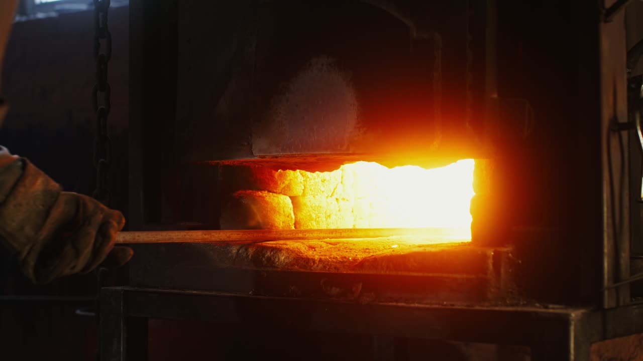 кузнец, работающий в кузнице