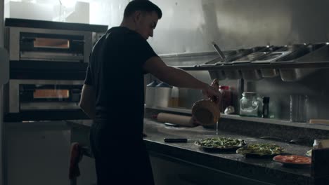 chef vertiendo salsa en la pizza vegetariana