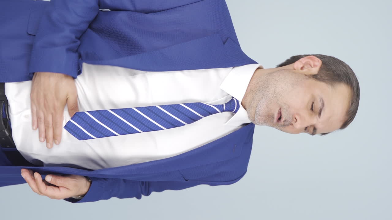 вертикальное видео бизнесмена с болью в животе.