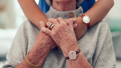 enfermera, tomándose de la mano y abrazando al paciente mayor