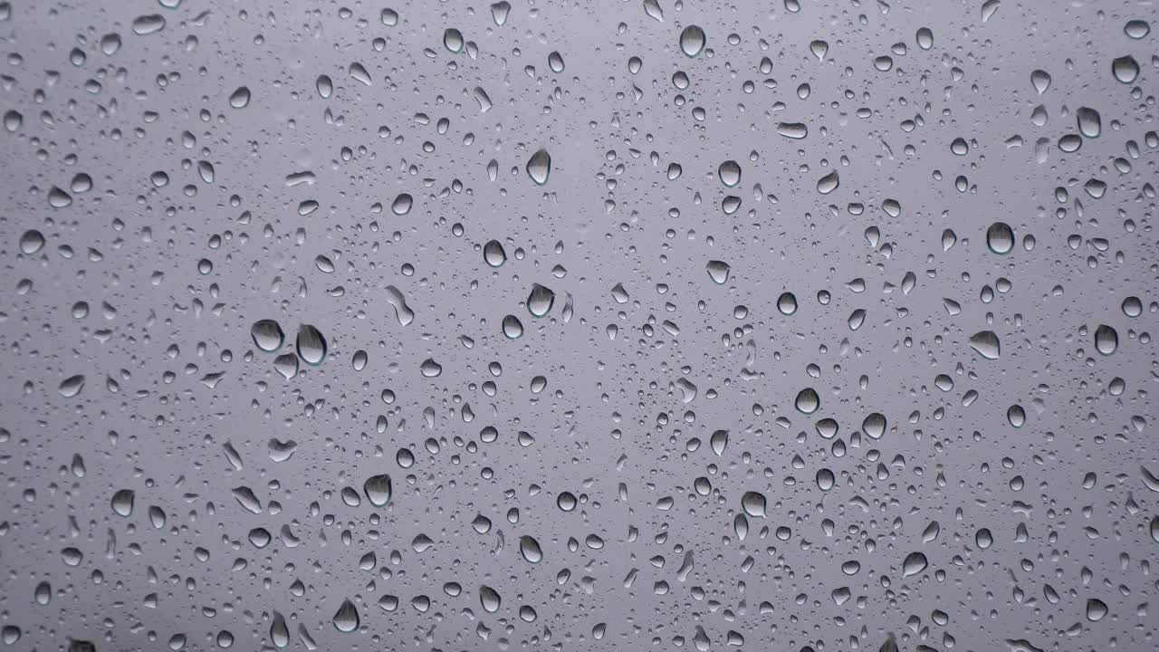 gotas de lluvia en la ventana de vidrio borrosa - concepto de día lluvioso - cerrar