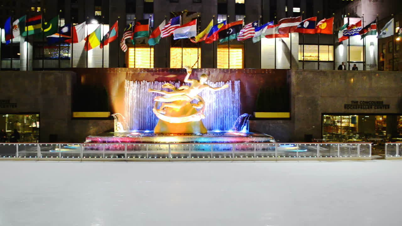 ลานสเก็ตน้ำแข็งใต้อาคาร Rockefeller Center และรูปปั้น Prometheus นิวยอร์ก สหรัฐอเมริกา