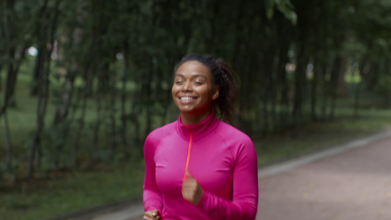 mujer corriendo en un parque