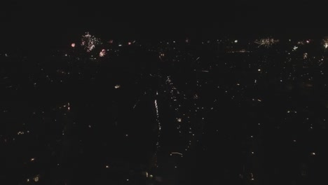 toma de drone de respaldo del horizonte con fuegos artificiales de año nuevo
