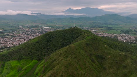 Tecalitlan-Berg--Und-Stadtpanorama-Zeigt-Den-Hügel-Des-Kreuzes-Und-Den-Colima-Vulkan-Am-Horizont