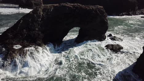 volando a través de un arco en la costa