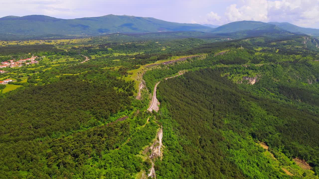 impresionantes imágenes aéreas de drones 4k de un bosque con un ferrocarril que atraviesa