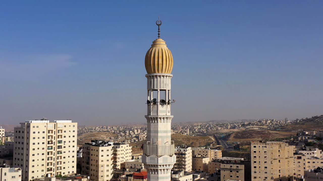 minarete de la torre de la mezquita en el campamento de refugiados de anata, jerusalén, vista aérea