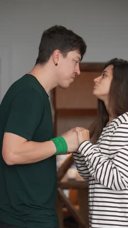 pareja tomados de la mano
