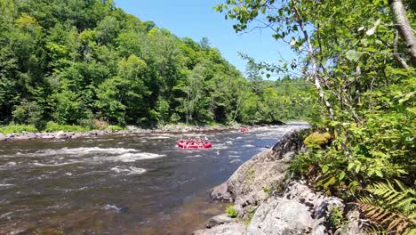 Grupo-De-Personas-En-3-Balsas-Haciendo-Rafting-En-Un-Río-De-Montaña-Durante-Un-Día-Soleado