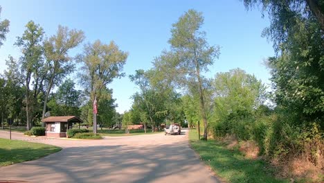 Folgen-Sie-Einem-Lastwagen,-Der-Ein-Fischerboot-An-Einem-Sonnigen-Sommernachmittag-Entlang-Des-Mississippi-In-Der-Nähe-Von-Hampton,-Illinois,-An-Einem-Teileingang-Vorbeischleppt