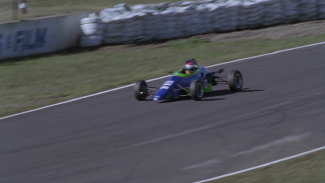 tres autos de carreras corren alrededor de una pista
