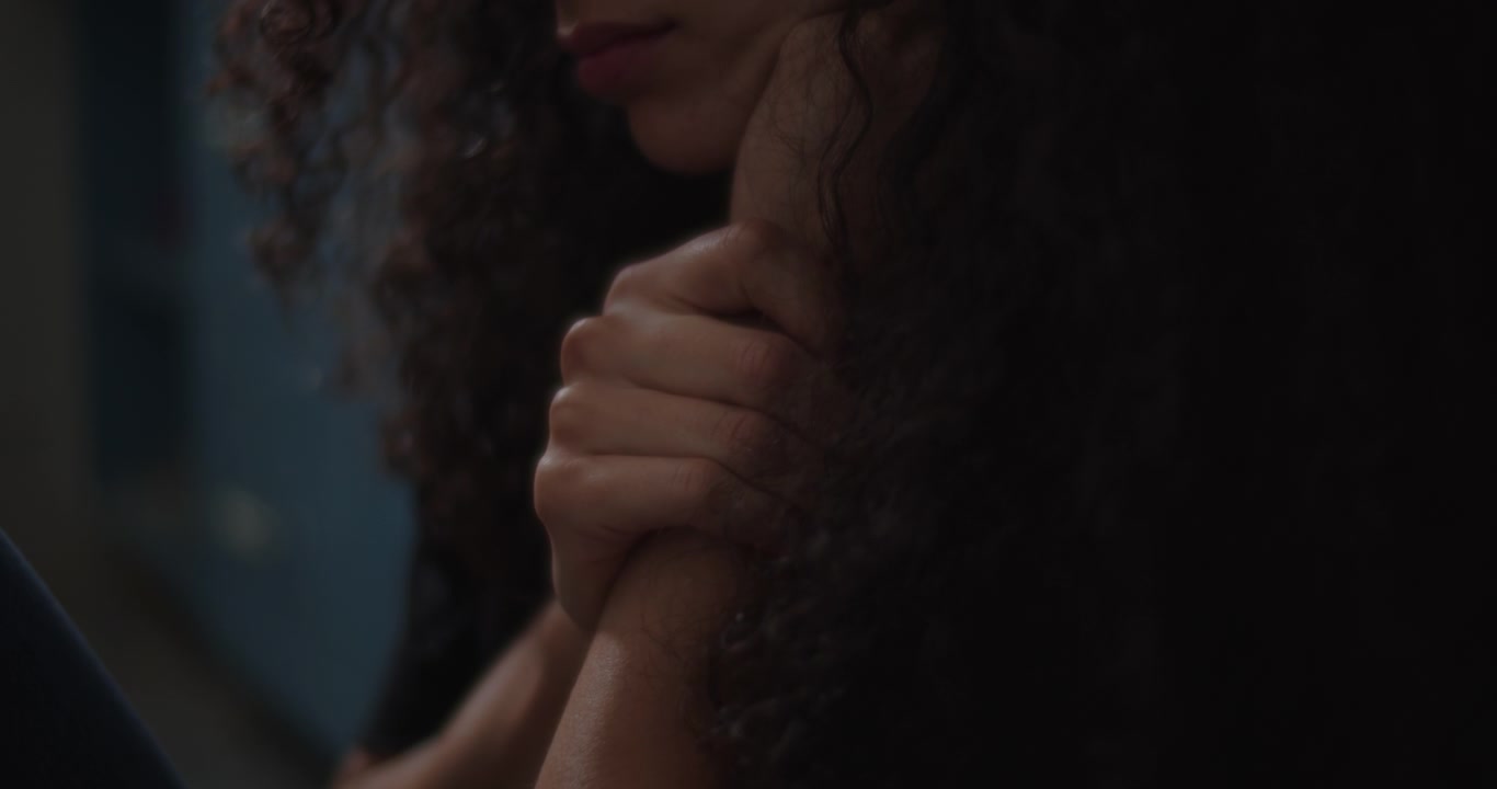 Close-up de uma mulher se abraçando