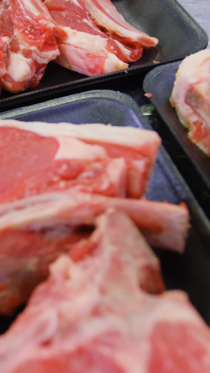 carne rossa cruda in contenitore