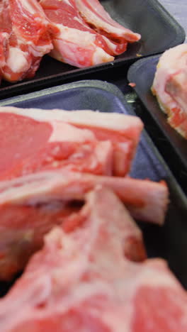 carne roja cruda en recipiente