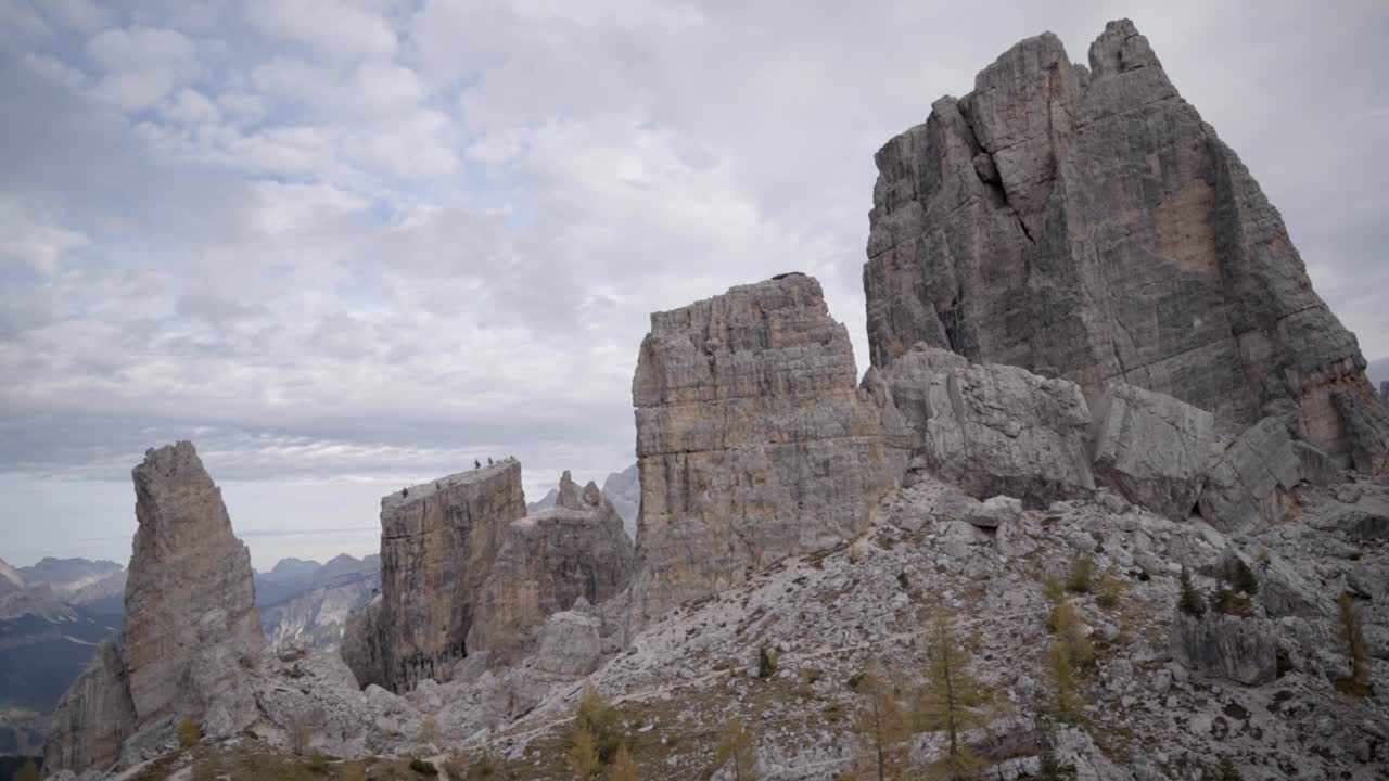 el lapso de tiempo de las nubes que se mueven más allá de la formación rocosa única cinque torri dolomitas 4k