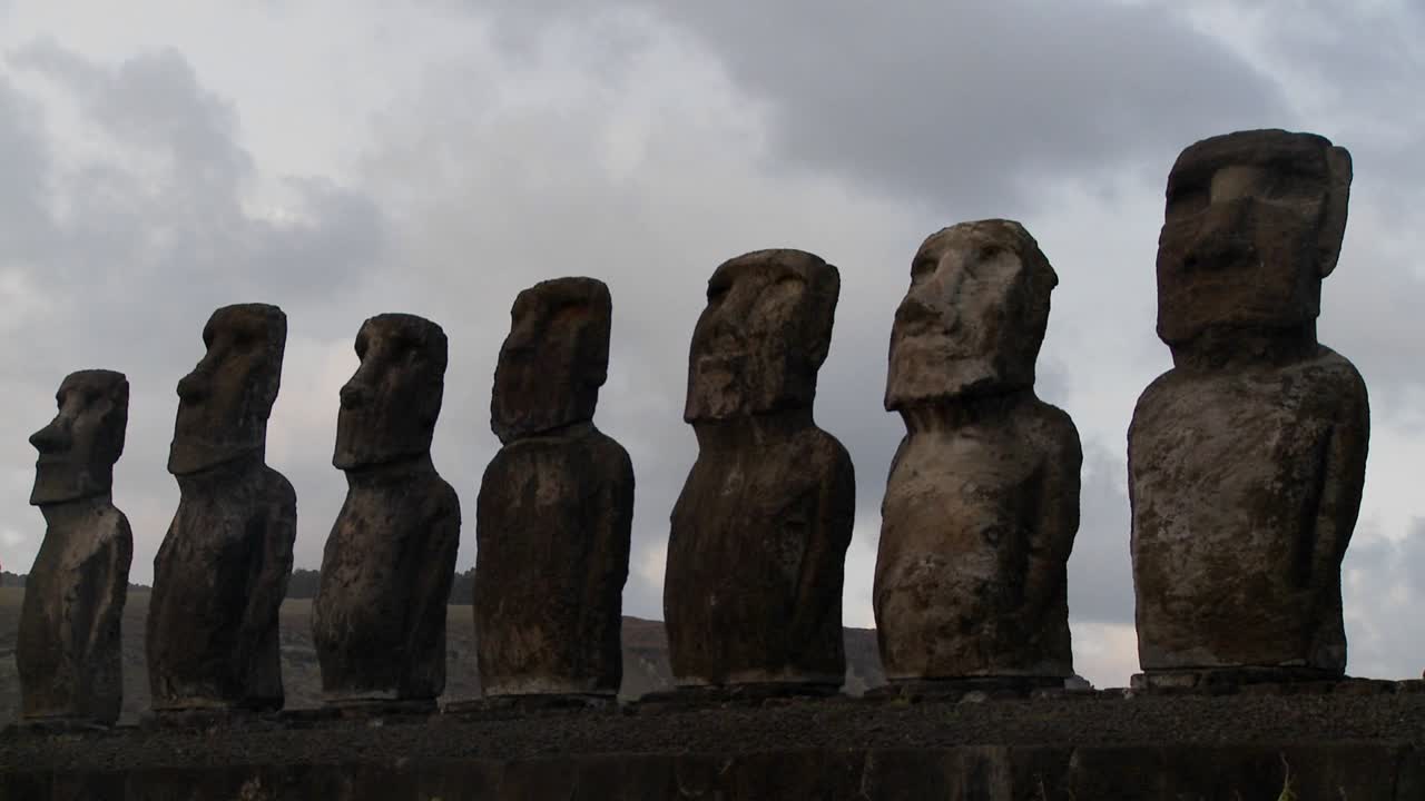 Una lunga fila di statue si staglia sull'Isola di Pasqua in questa ripresa in time lapse 1