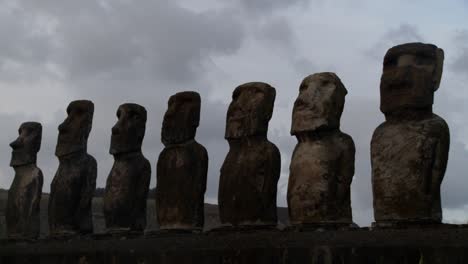 Una-Larga-Fila-De-Estatuas-Se-Recorta-En-La-Isla-De-Pascua-En-Este-Lapso-De-Tiempo-Toma-1