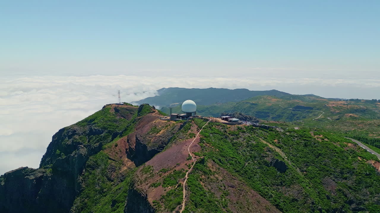 Hvid, kugleformet meteorologisk station med kuppel på Pico do Arieiro. Luftfoto.