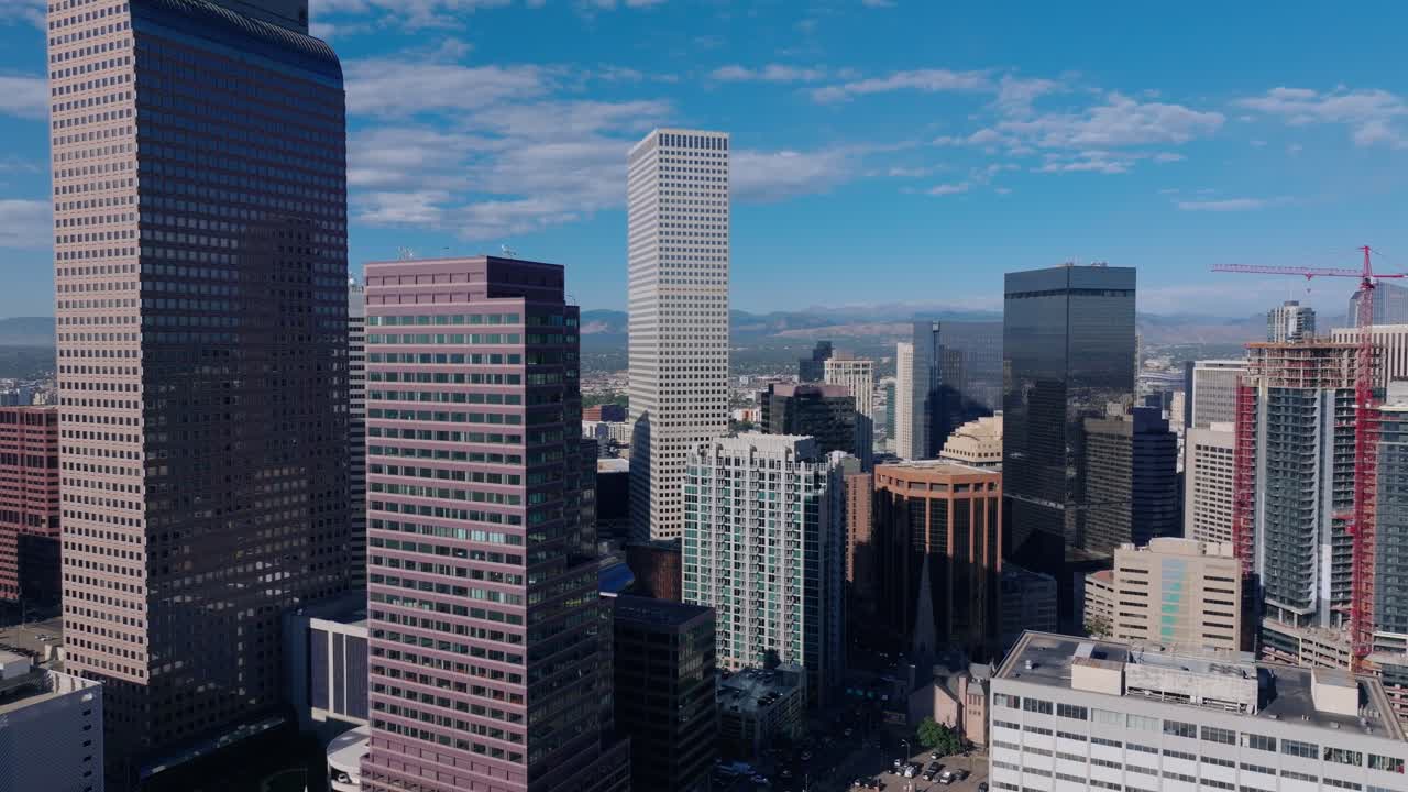 Ampia ripresa aerea con drone sopra i grattacieli del centro di Denver, sfondo panoramico aereo di ambientazione, Colorado, USA.