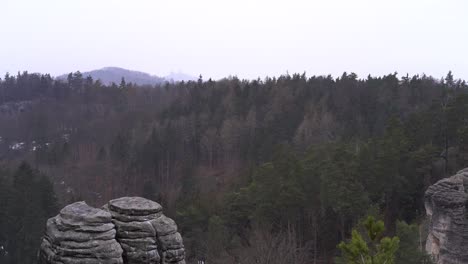 Silueta-Del-Castillo-Trosky-En-El-Horizonte-En-Invierno,-En-Rocas-Prachov,-Paraíso-Bohemio,-Pan-A-La-Izquierda