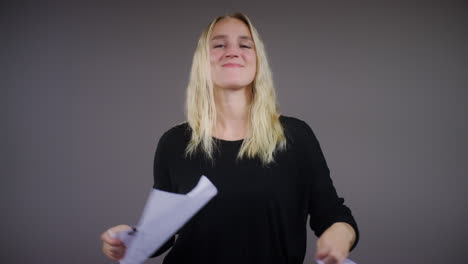 joven mujer rubia arranca quédate en casa mantente a salvo signo
