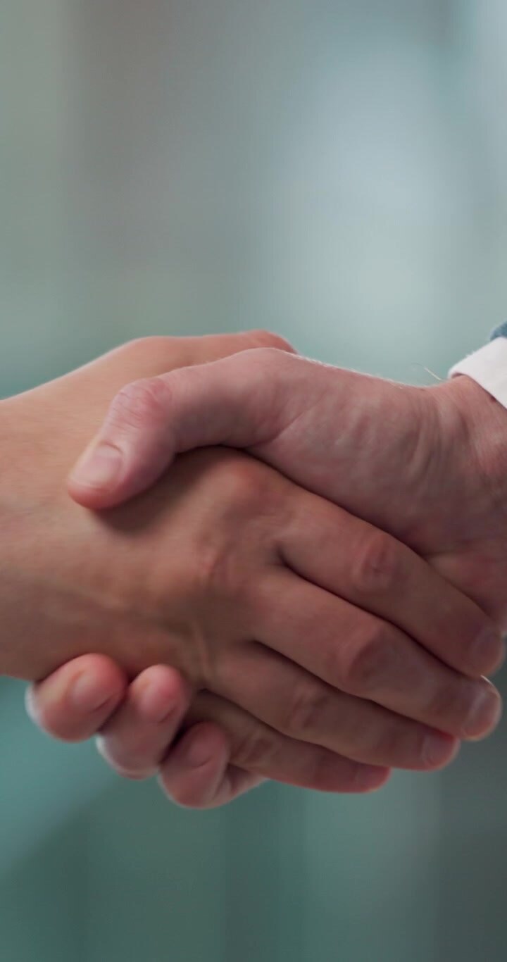Professionisti d'affari che si stringono la mano in un ufficio