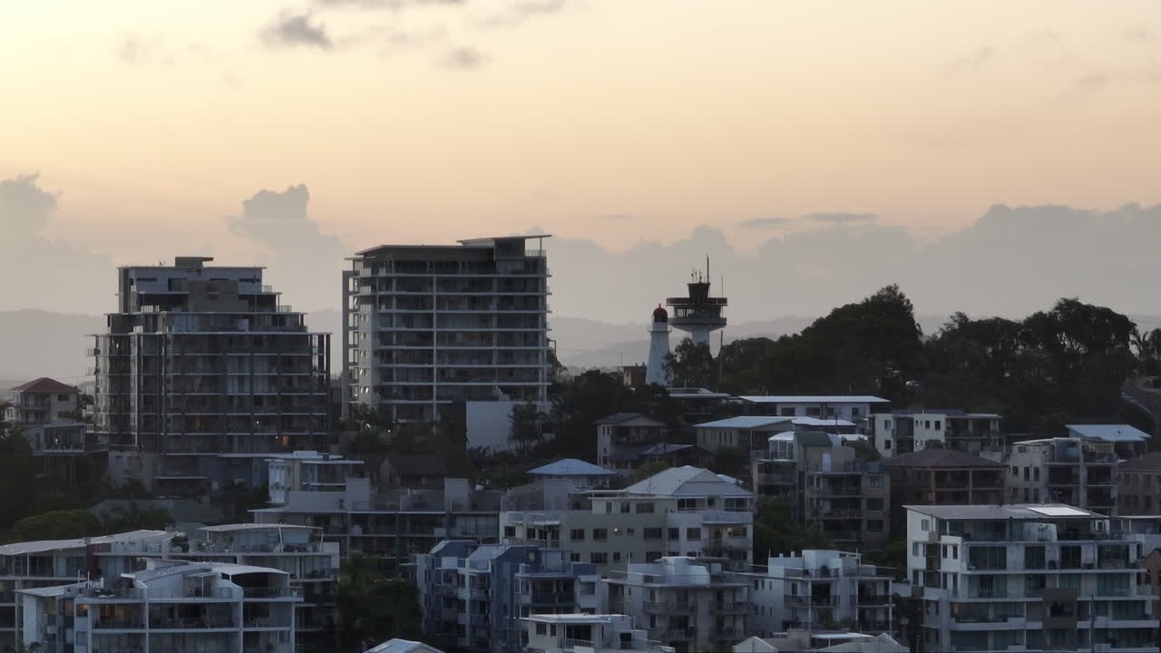 드론 플라이오버 럭셔리 오션프론트 아파트와 해가 지는 등대, 텔레포토 파랄락스 오스트레일리아