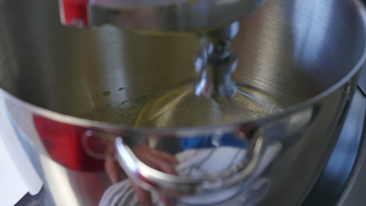 mezcla de ingredientes en un mezclador de soporte