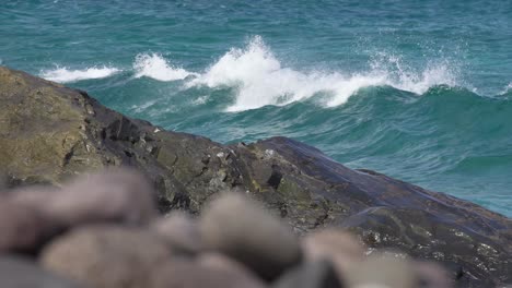 Olas-Rompiendo-En-Las-Rocas-De-La-Costa-Y-Salpicando-A-Cámara-Lenta