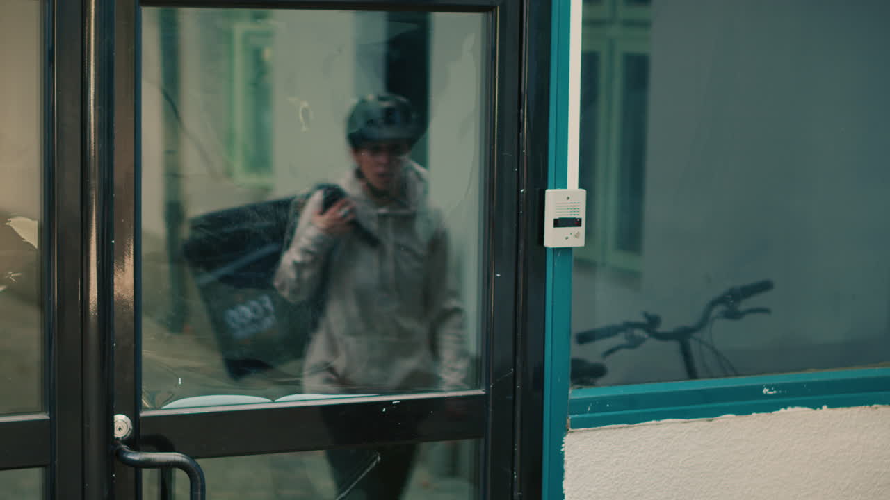 Food Delivery to a Customer