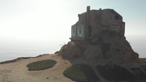atracción aérea giratoria que se aleja del búnker deslizante del diablo de la segunda guerra mundial en la autopista uno de la costa de california
