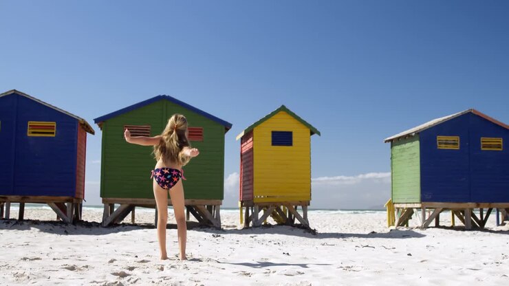 Meisje springt op het strand 4k
