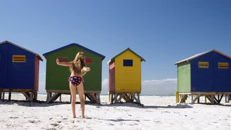 chica saltando en la playa 4k