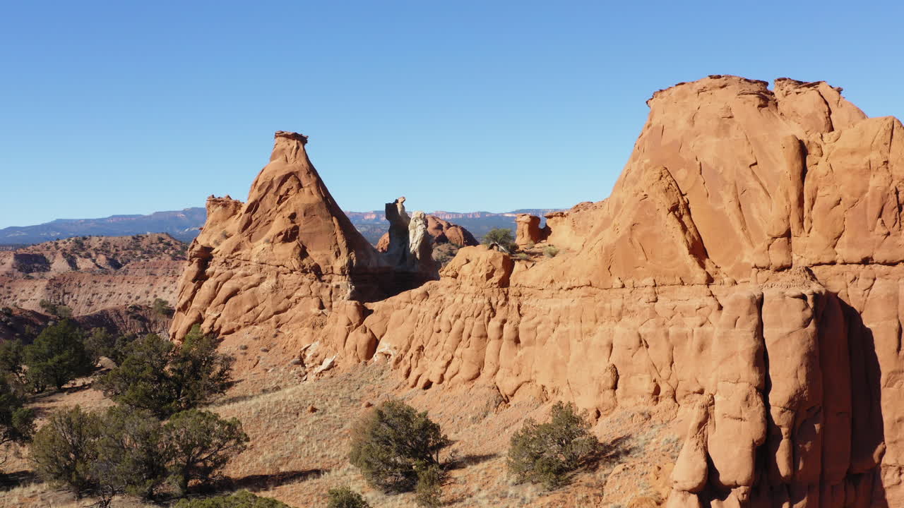 바위산을 넘는 비행
