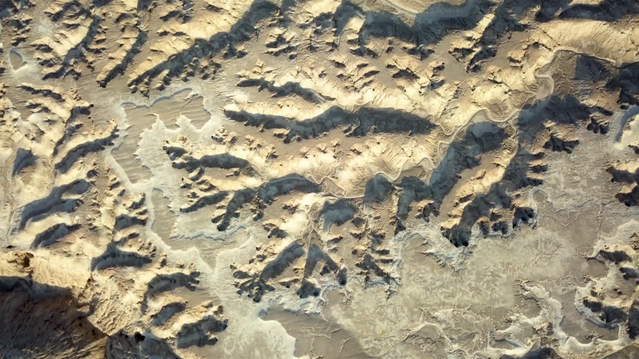 부드러운 퇴적암이 있는 큰 와디, 아라바 사막의 공중 풍경